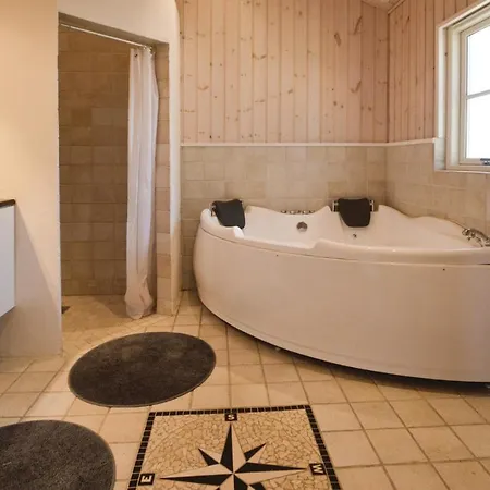 Three-bedroom Holiday In Rødby